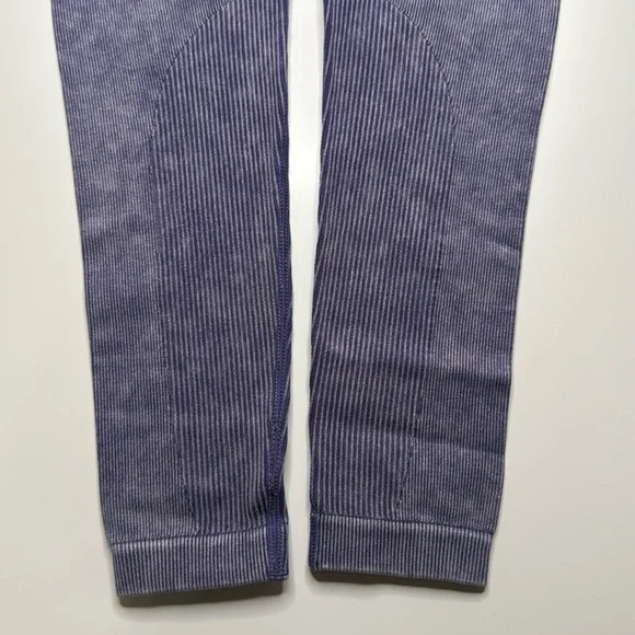 Bo+Tee Sprinter Leggings - violet.  Size small - Picture 4 of 10